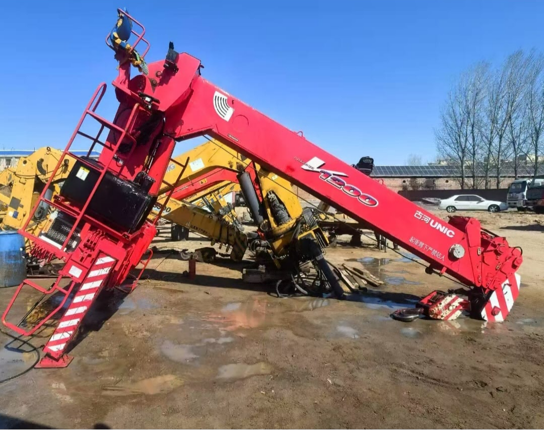 The installation of UNIC URV1200 on the crane requires replacement of the pumping device, manufactured in 2015.