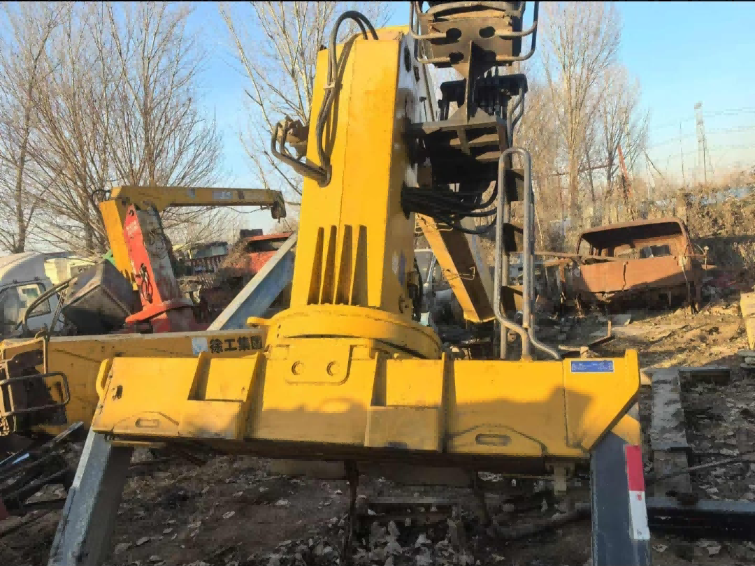 Crane installation with a lifting capacity of 12 tons, manufactured in 2017. Side rotation does not work and there is no rear support