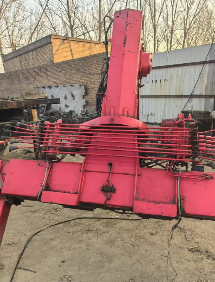 The crane has a lifting capacity of 5 tons and was manufactured in 2014. There is no rear support and the suspension rod needs maintenance