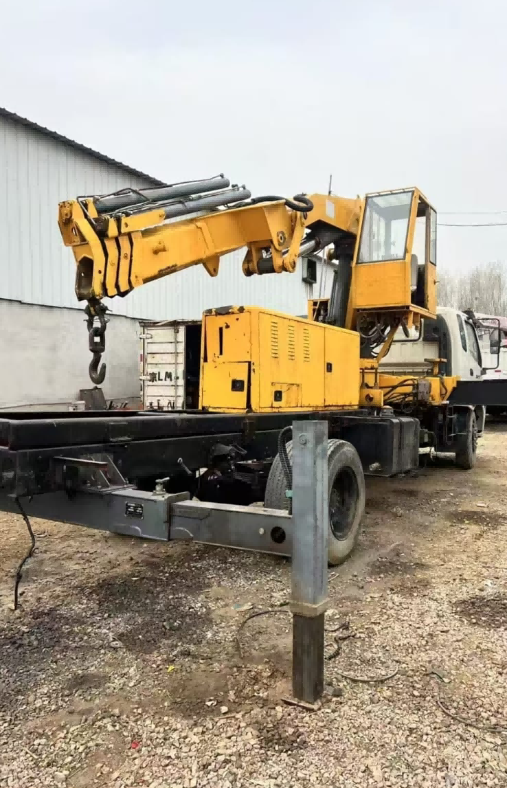 The lifting capacity of the robotic arm is 10 tons, manufactured in 2007