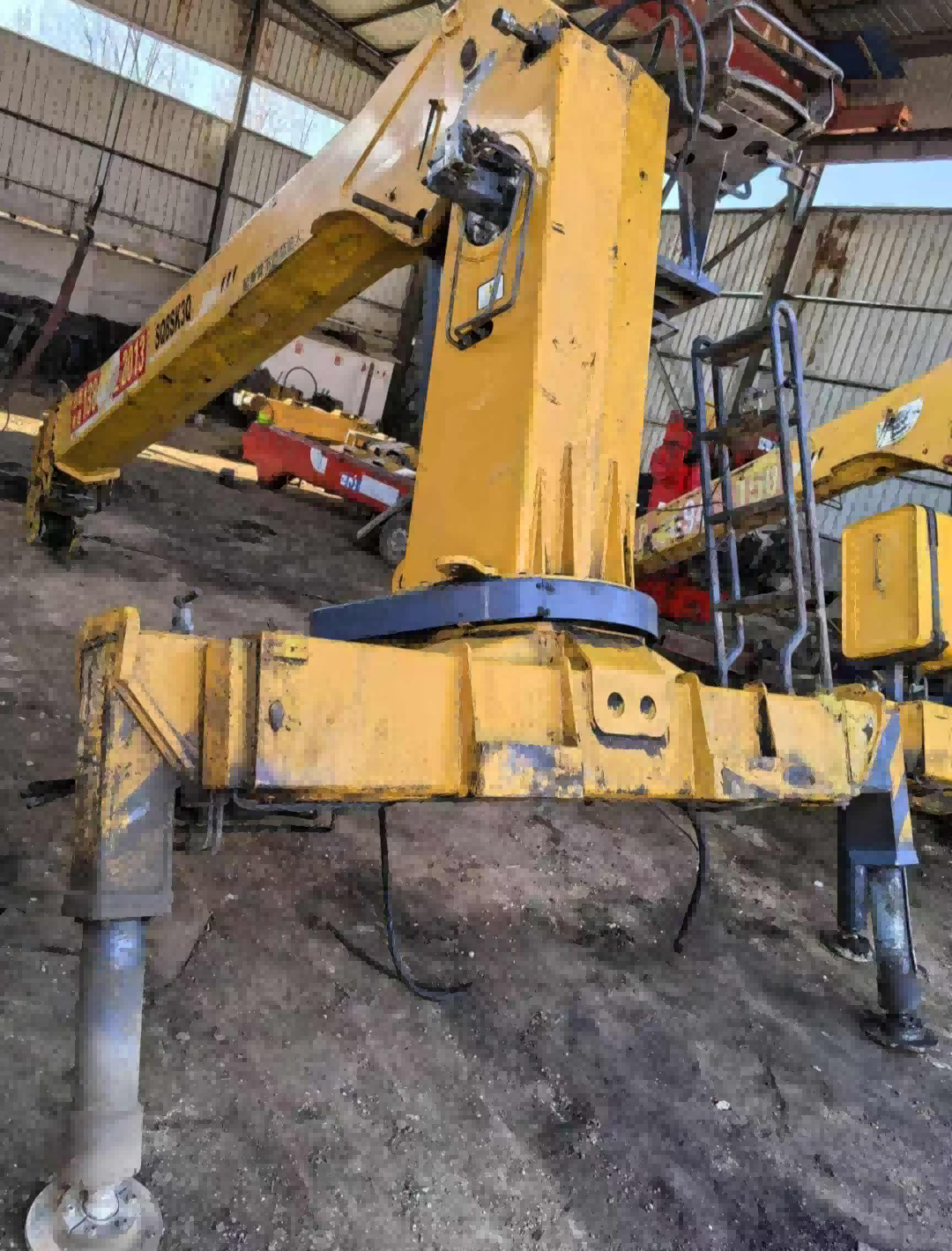 Crane installation with a lifting capacity of 8 tons, manufactured in 2009. Distributor does not work, pump does not work