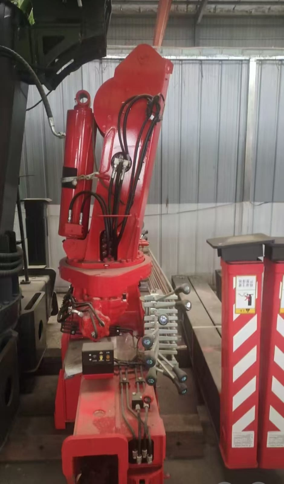 The crane is installed and manufactured in 2025 and cannot be used. It needs maintenance