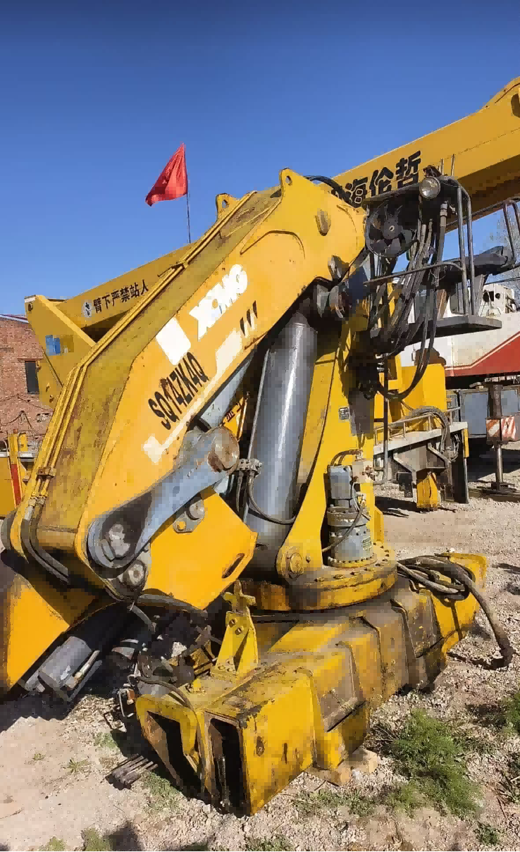 The mechanical arm has a lifting capacity of 14 tons and was manufactured in 2009. The distributor does not work without rear support