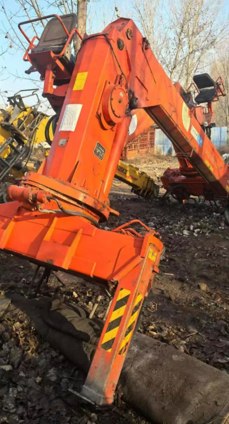 The crane was installed and manufactured in 2007. It does not function and lacks rear support