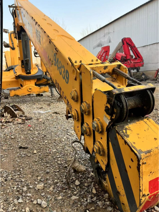 Crane installation and manufacturing year 2010. The lifting mechanism does not work and there is no rear support