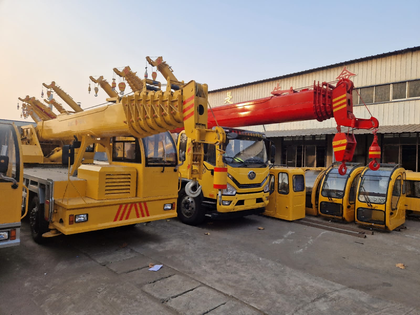 Any crane with lifting capacity