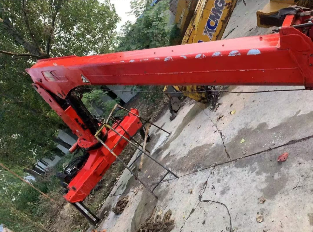 Crane installation with a lifting capacity of 7 tons, manufactured in 2007. The boom lifting device does not work and has no rear support