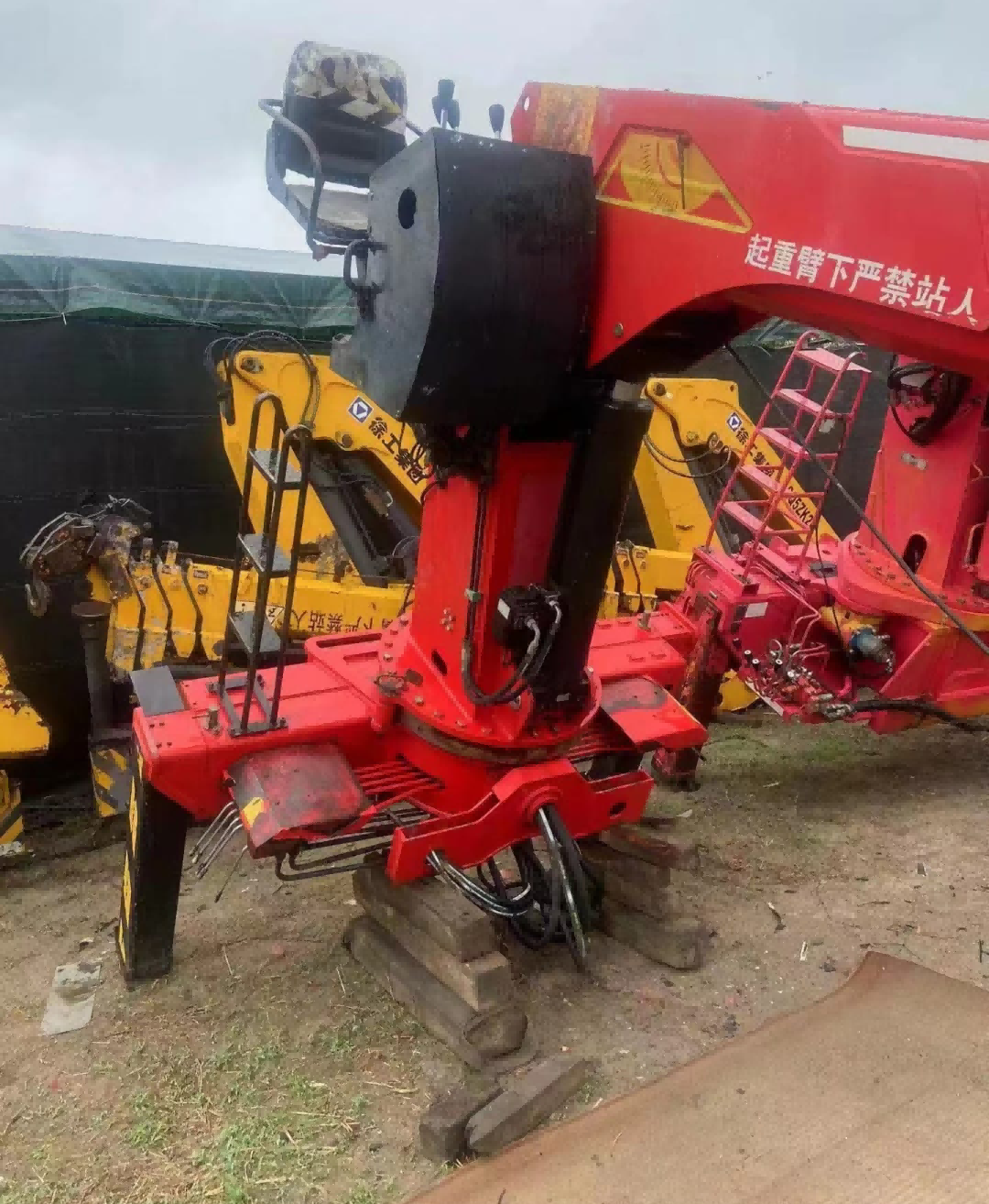 Crane installation with a lifting capacity of 8 tons, manufactured in 2010, does not function and has no pump