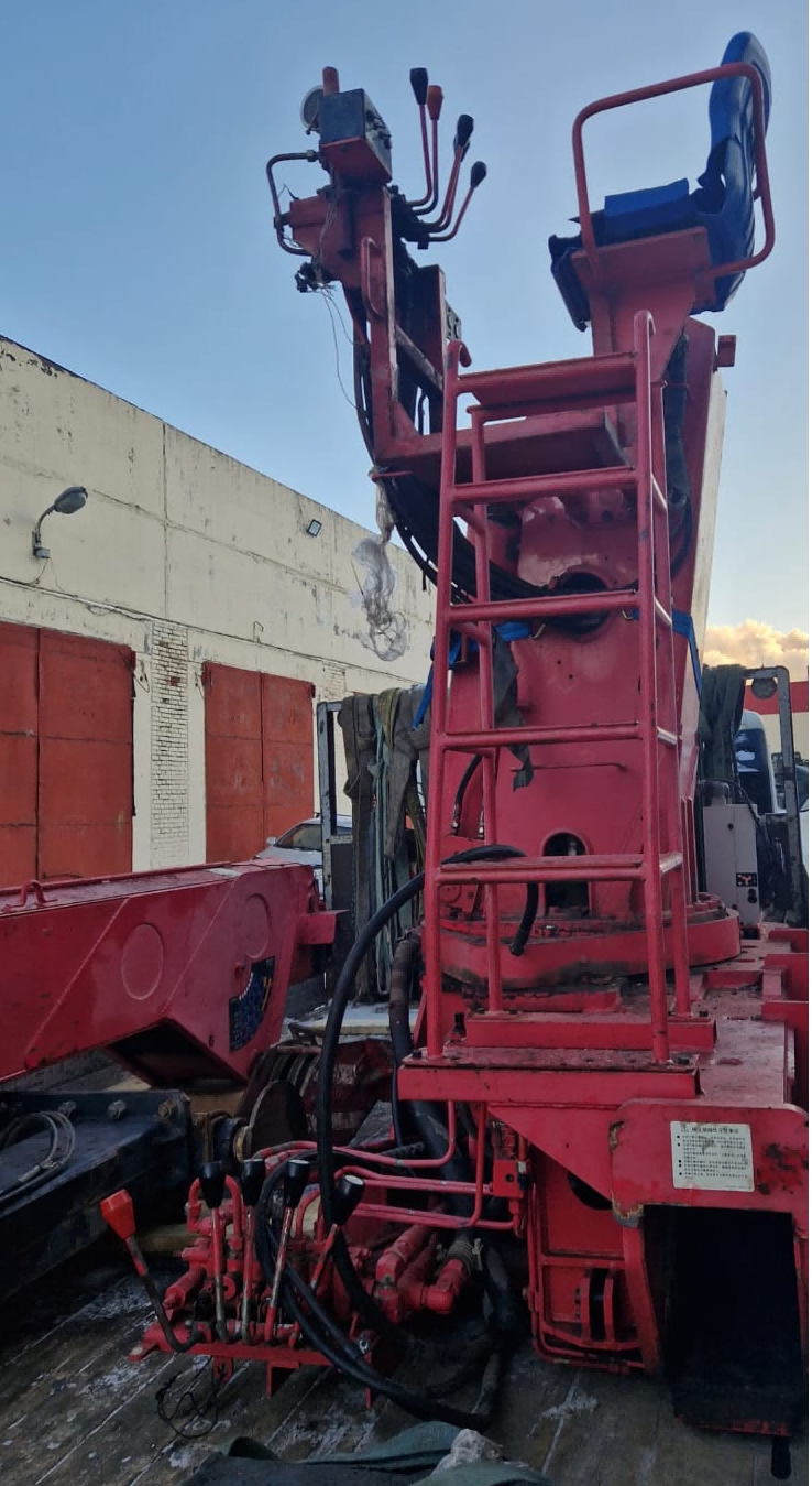 The crane has a lifting capacity of 8 tons and was manufactured in 2013. The boom mechanism is not working