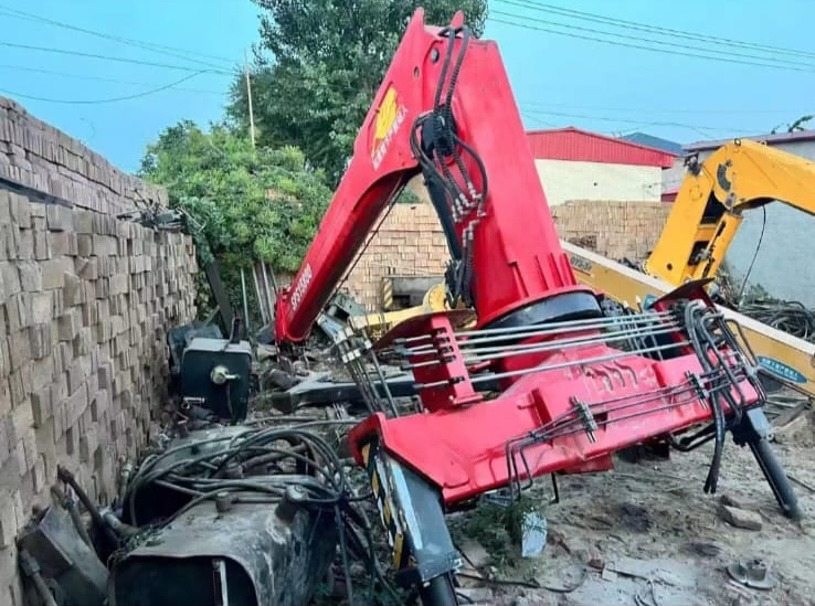 Crane installation of 6.3 tons, manufactured in 2014, without rear support or swinging device