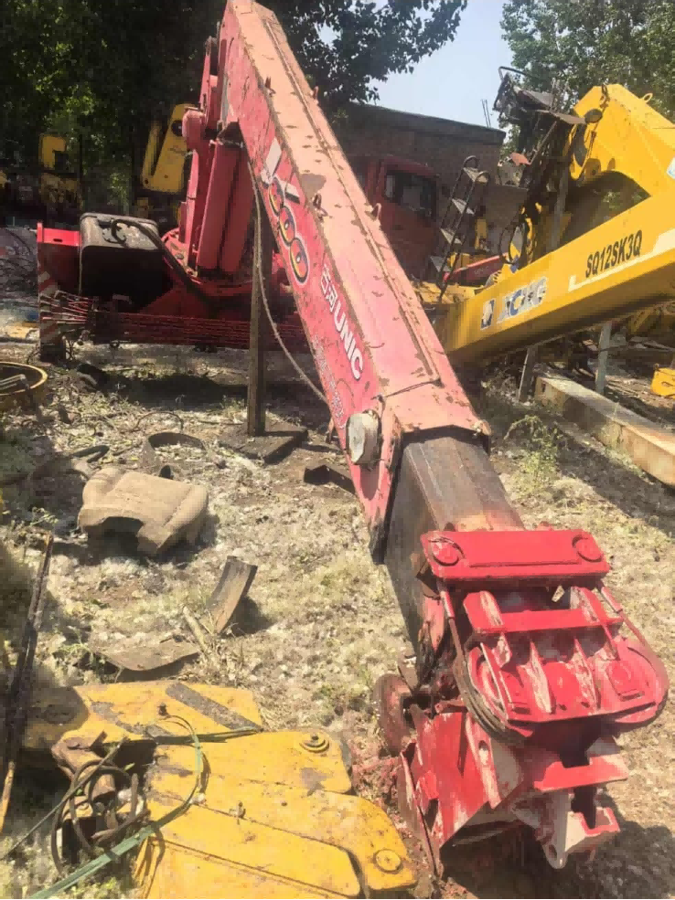 Crane installation with a lifting capacity of 8 tons, manufactured in 2007. The boom mechanism does not work and there is no rear support