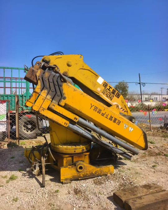 The mechanical arm has a lifting capacity of 10 tons and was manufactured in 2015. The hydraulic joint without rear support needs to be replaced