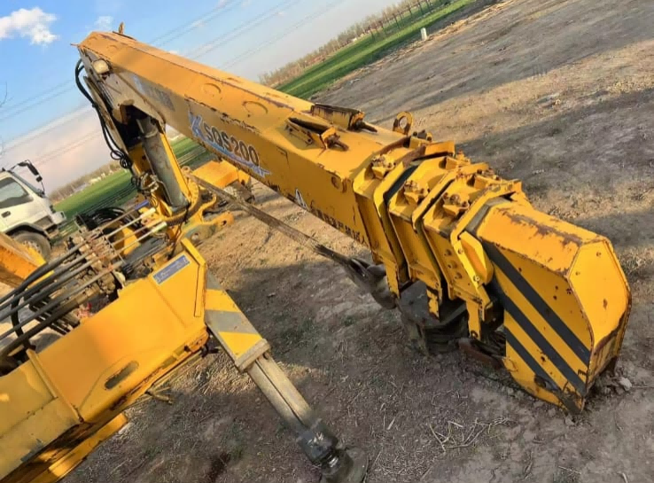 The crane has a lifting capacity of 7 tons and was manufactured in 2010. The boom mechanism and distributor are not working