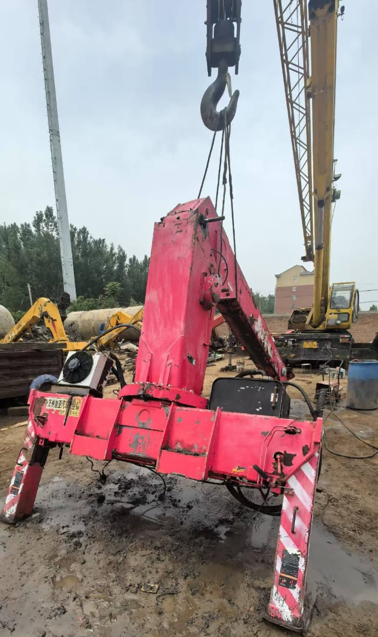 Crane installation with a lifting capacity of 8 tons, manufactured in 2011, does not function without rear support